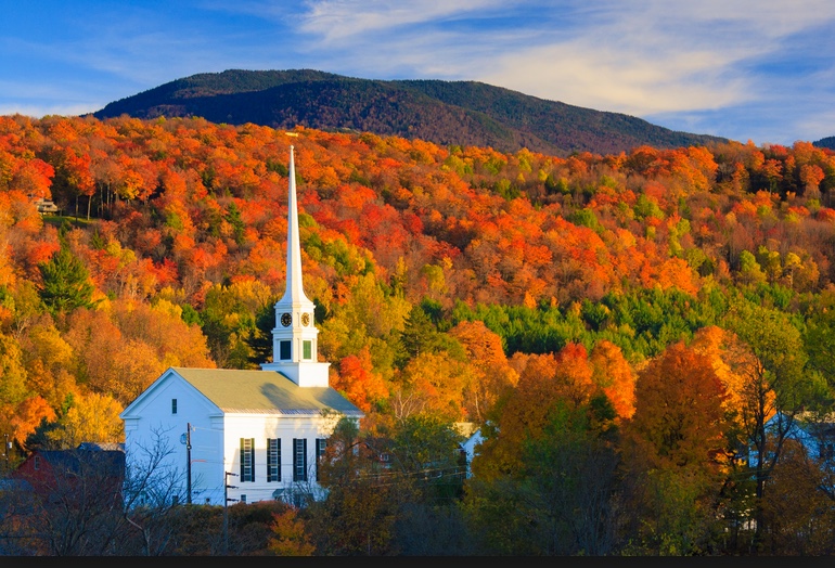 Fall-foliage-in-New-England-with-church.