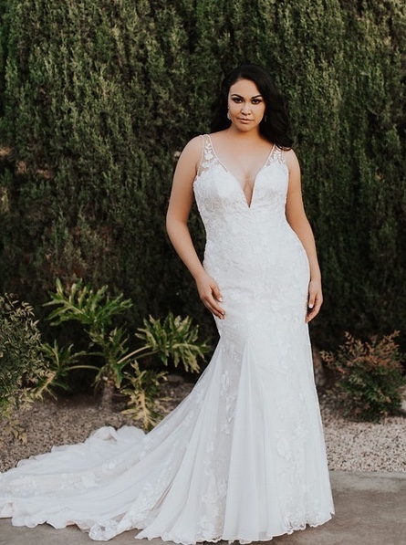 Gorgeous-fitted-plus-size-wedding-dress